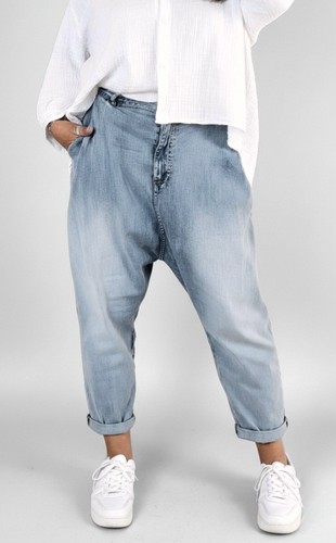Sexy woman coole baggy jeans - sexy,